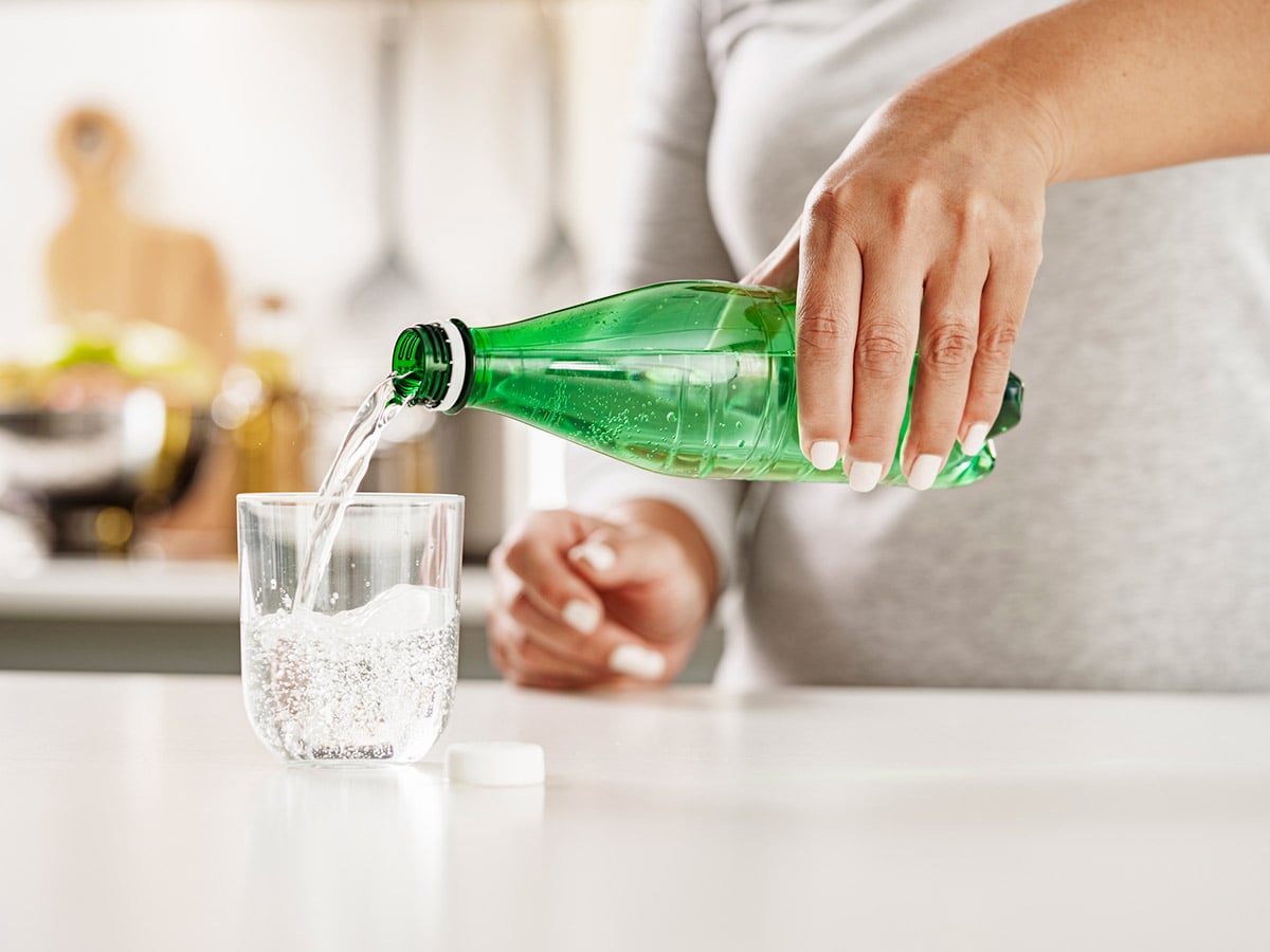 Pria menikmati minuman sehat